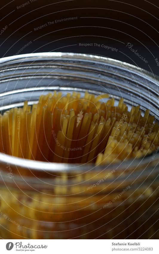 Spaghetti im Glas Lebensmittel Teigwaren Backwaren Ernährung Essen Mittagessen Abendessen Vegetarische Ernährung Italienische Küche Geschirr Gesunde Ernährung