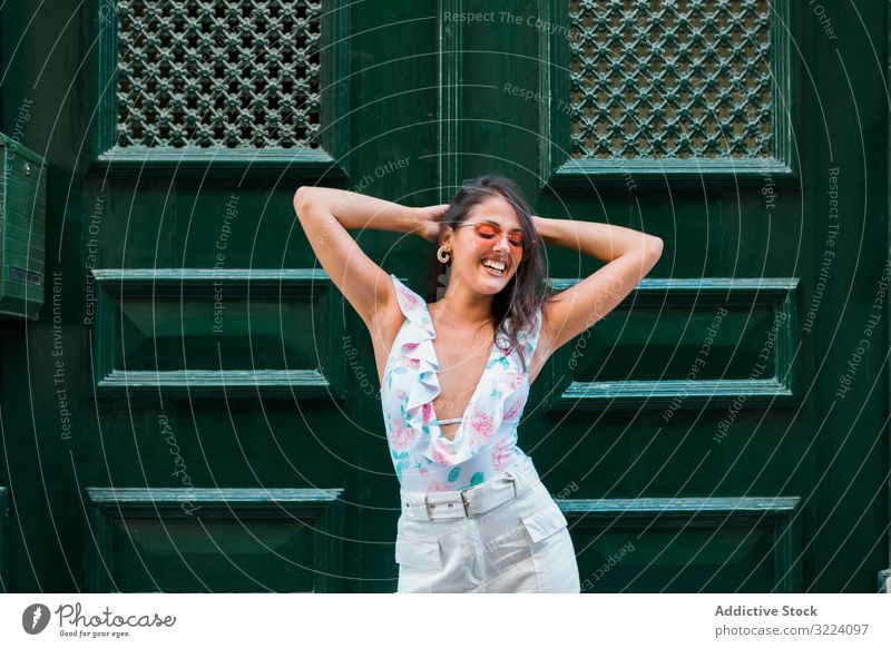 Selbstbewusste, stilvolle Frau mit Sonnenbrille steht auf der Straße in der Stadt stylisch modern trendy schön stehen Gebäude selbstbewusst malerisch Portugal