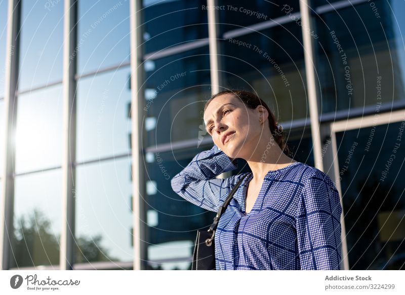 Geschäftsfrau auf der Straße Zebrastreifen positiv Großstadt elegant modern urban Frau Manager Unternehmer Karriere Tasche Hemd Hose Dame sonnig tagsüber