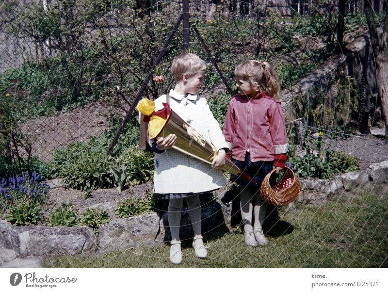 von jetzt bis immer Bildung Schule Schulkind Einschulung Schultüte feminin Mädchen 2 Mensch Schönes Wetter Garten Jacke Mantel brünett blond kurzhaarig