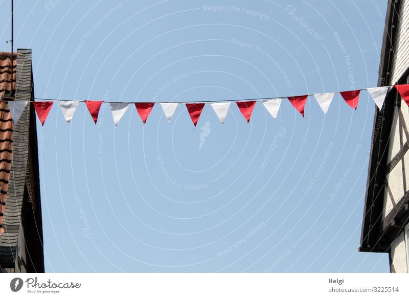 rote und weiße Fähnchen am Seil von Haus zu Haus vor blauem Himmel Feste & Feiern Stadtfest Wolkenloser Himmel Frühling Alsfeld Stadtzentrum Gebäude