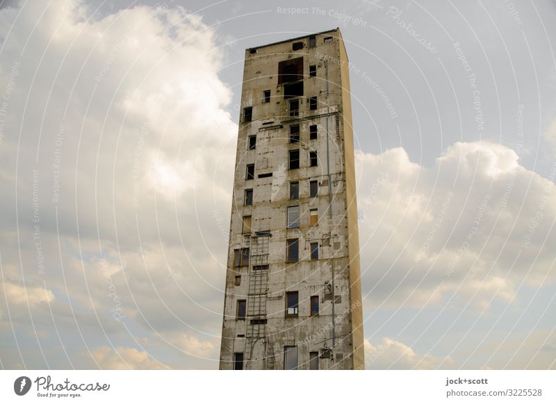 ein Turm wie kein zweiter lost places Wolken Gebäude Demontage Beton eckig hässlich hoch kaputt lang trist Endzeitstimmung einzigartig Rätsel Überleben Verfall