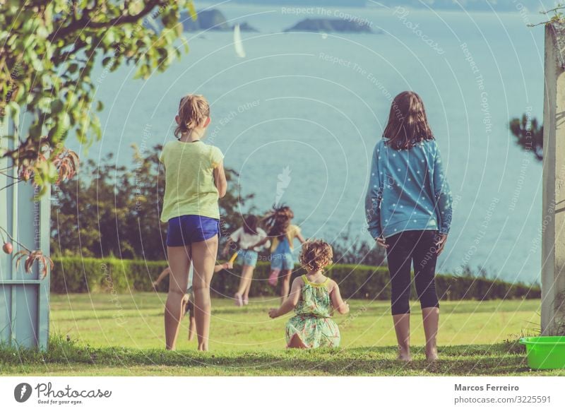 im Garten spielende Kinder Mensch Mädchen Junge Geschwister Kindheit Körper Menschengruppe Kindergruppe Natur Wasser Feld Küste Einfamilienhaus Segelboot