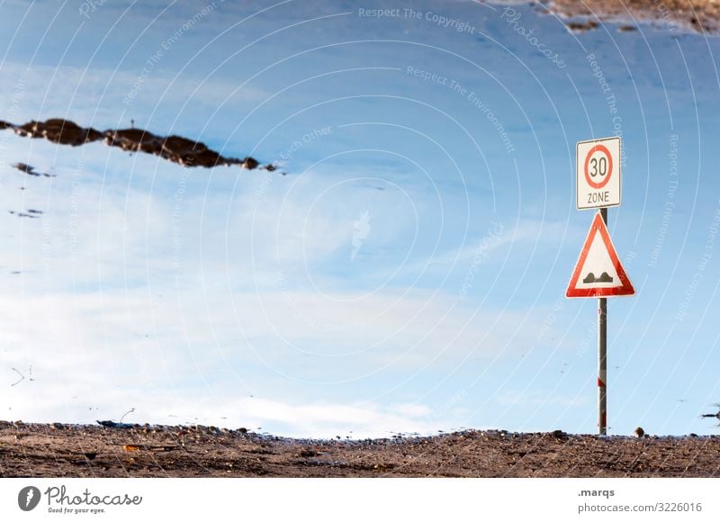 Zone 30 Wasser Pfütze Spiegelung Himmel Schilder & Markierungen Verkehrszeichen verkehrsberuhigte Zone Hügel Hinweisschild Verwirrung 30er Zone