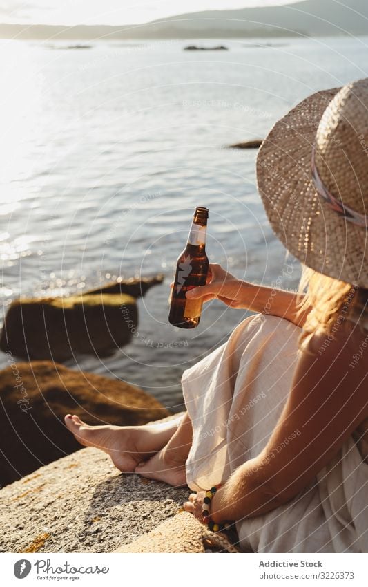 Frau entspannt sich und trinkt Bier am Strand Küste Seeküste trinken räkeln Erfrischung Kälte Sonnenlicht genießen Einsamkeit Flasche reisen Alkohol Feiertage