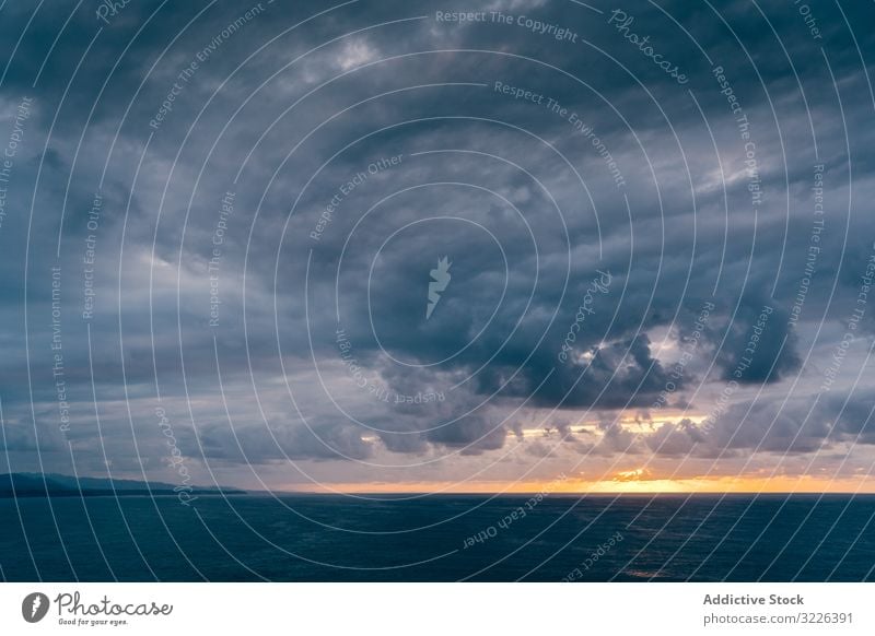 Graue Wolken am Sonnenuntergangshimmel über dem Meer MEER Unwetter bedeckt Himmel Wasser Verwirbelung Wetter dramatisch Natur Meereslandschaft Ansicht Cloud