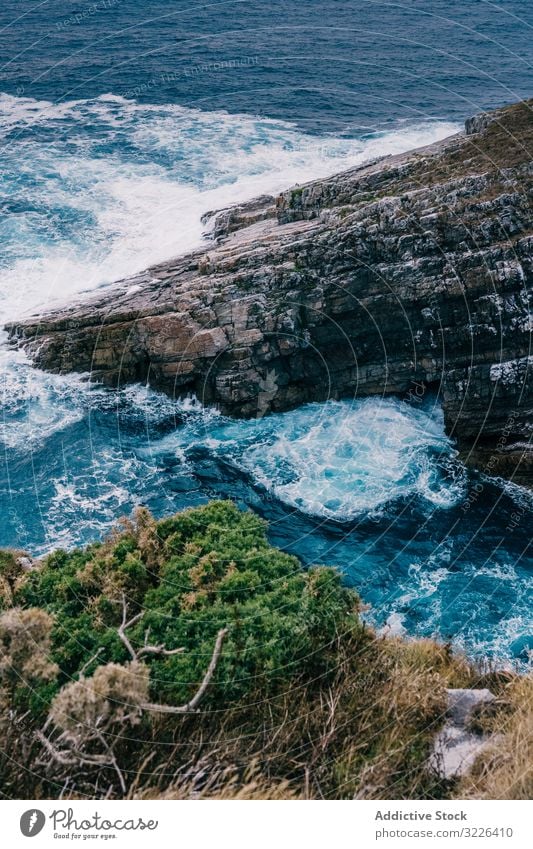 Meereswellen brechen in Klippennähe MEER Felsen Unwetter schäumen winken bedeckt Himmel Wasser Wetter dramatisch Sonnenuntergang Natur Ufer Küste