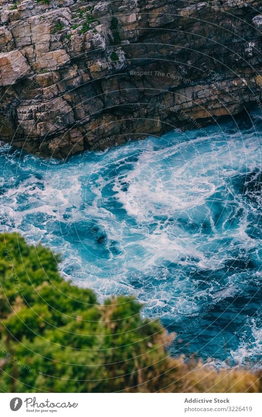 Meereswellen brechen in Klippennähe MEER Felsen Unwetter schäumen winken bedeckt Himmel Wasser Wetter dramatisch Sonnenuntergang Natur Ufer Küste