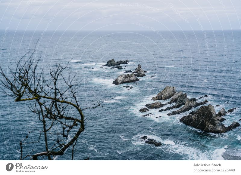 Felsgipfel umgeben von schäumendem Wasser an einem windigen Tag Gipfel Meer malerisch Cloud Natur Landschaft nautisch dramatisch felsig MEER Küste reisen