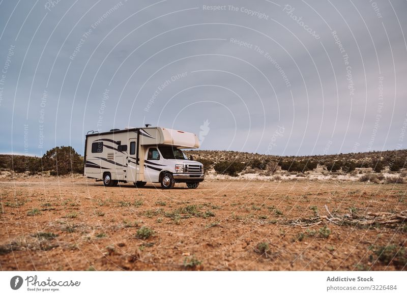 Wohnmobil auf dem Feld geparkt reisen Zeitgenosse USA Tal Menschenleer Hügel Feiertag Campingplatz über Nacht Urlaub Natur rv Anhänger Flucht natürlich