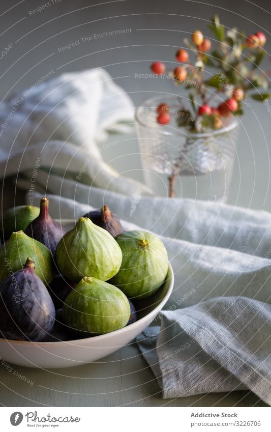 Teller mit frischen reifen Feigen auf dem Küchentisch Tisch Herbst farbenfroh Schalen & Schüsseln Ernte hölzern Beeren hell Frucht Gesundheit organisch süß