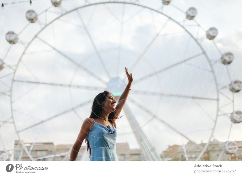 Verträumte Frau ruht sich am Riesenrad im Vergnügungspark aus verträumt Sommer Messegelände Sonnenkleid ruhen entspannt Windstille Entertainment wehmütig