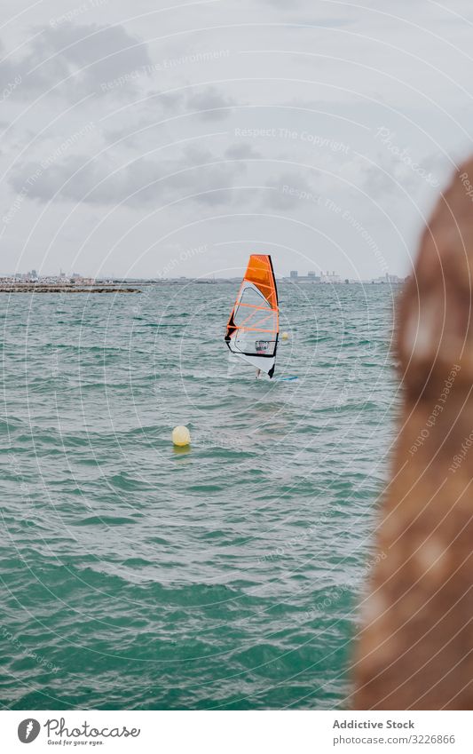 Orangefarbenes Segelboot auf Wellen in türkisfarbenem Meer Boot MEER Jacht Wasser Wind Sport Freiheit winken Urlaub Horizont malerisch Verkehr reisen nautisch