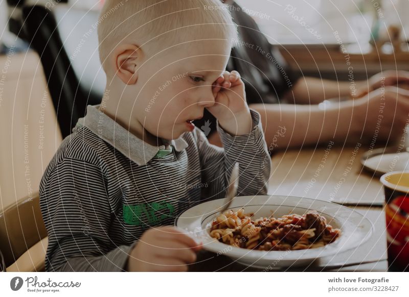 Müdikeit Mensch maskulin Kleinkind Junge Kindheit 1 1-3 Jahre Essen sitzen Müdigkeit Gesunde Ernährung Nudeln gähnen Farbfoto Innenaufnahme Tag