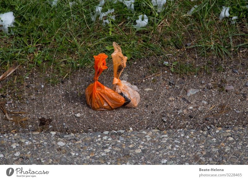 Müll in Plastiktüten Umwelt Schnee Dorf Straße Straßenrand Verpackung Kunststoffverpackung entdecken bedrohlich dreckig Ekel gruselig trist orange Enttäuschung