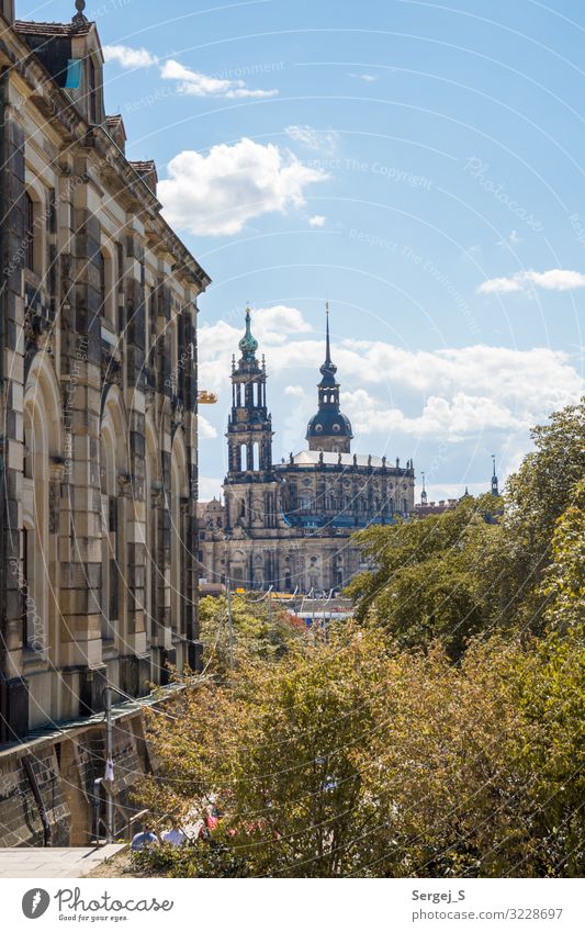 Hofkirche in Dresden Architektur Deutschland Stadtzentrum Altstadt Menschenleer Kirche Sehenswürdigkeit Denkmal alt groß Blauer Himmel Farbfoto Außenaufnahme