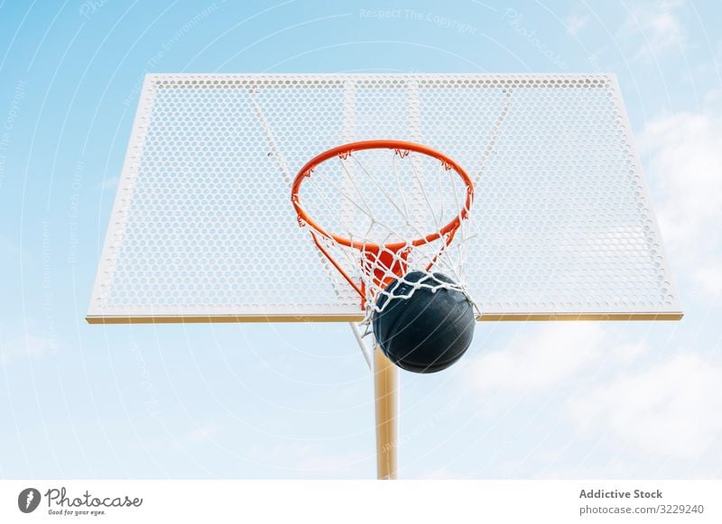 Ball in den Korb auf dem Basketballfeld im Freien und schwarzer Ball Mann Athlet Konkurrenz Sportgerät Erwachsener Erholung Aktion Porträt aktiv Aktivität