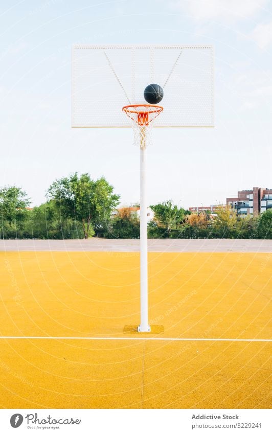 Gelber Basketballplatz und schwarzer Ball im Freien Mann Athlet Konkurrenz Sportgerät Erwachsener Erholung Aktion Porträt aktiv Aktivität Asphalt sportlich