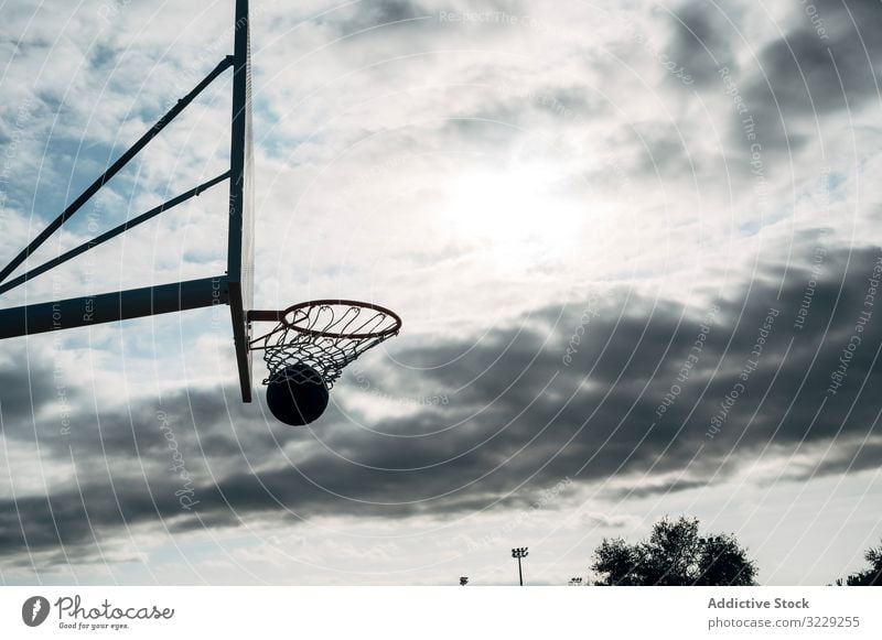 Ball in den Korb auf dem Basketballfeld im Freien und schwarzer Ball Mann Athlet Konkurrenz Sportgerät Erwachsener Erholung Aktion Porträt aktiv Aktivität