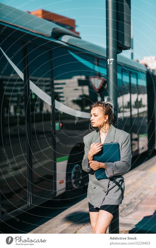 Frau mit Tablette im schicken Anzug steht neben dem Bus Geschäftsfrau benutzend stylisch trendy Business Mitteilung Manager Karriere Unternehmer Bildschirm