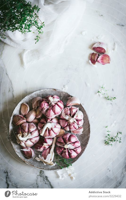 Nahaufnahme eines Knoblauchtellers frisch Lebensmittel Gemüse organisch Gesundheit gesunde Ernährung Bestandteil rustikal Feinschmecker lecker Veganer