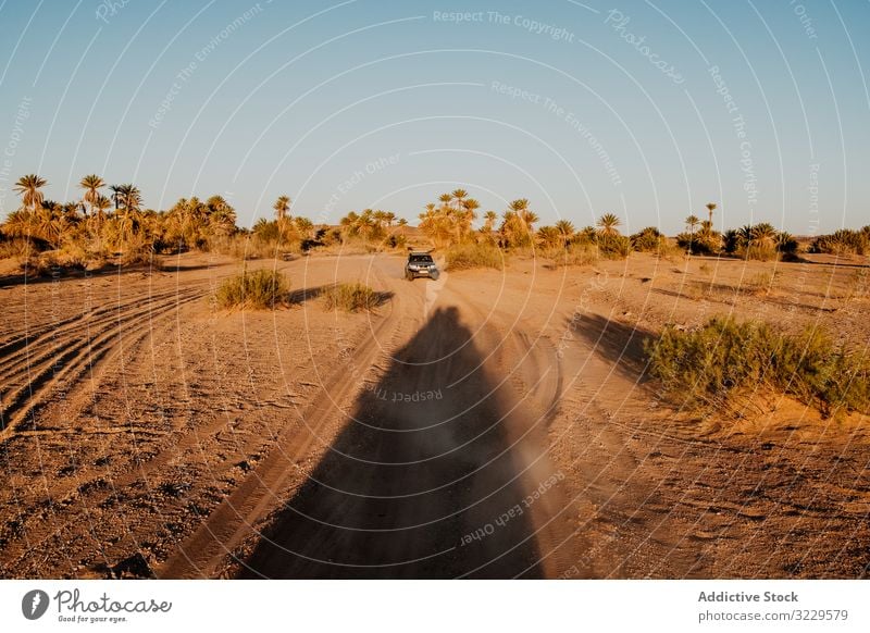 Autoreise an bewölktem Tag Straße Ausflug Fahrzeug wolkig Himmel Hügel Ebene Marokko Afrika Wetter niemand PKW Urlaub Reise reisen Tourismus Verkehr