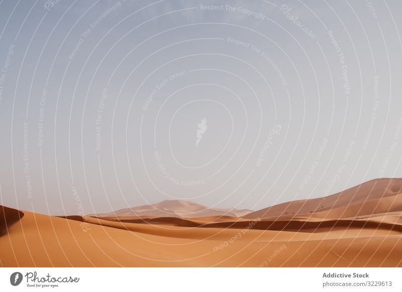 Sanddüne in trockener Wüste Düne wüst Himmel grau Marokko Afrika Natur trocknen Landschaft Hügel Wildnis niemand wolkenlos Wetter heiß warm Dürre Gelände