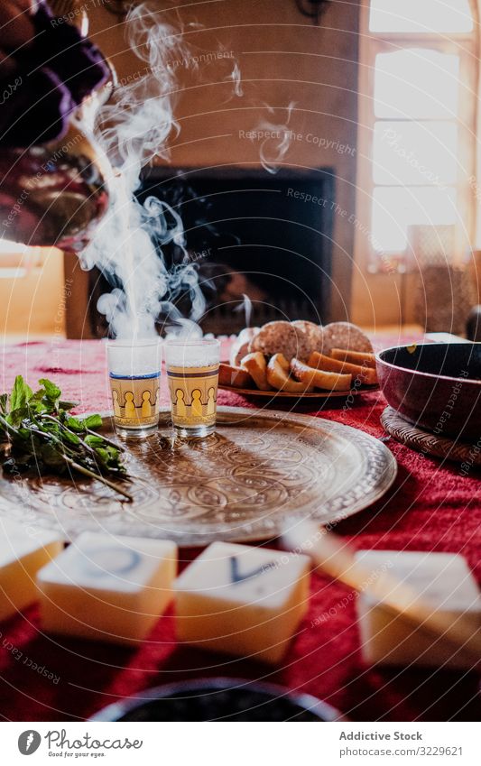 Zusammensetzung der arabischen Teezeremonie Dessert traditionell Tisch Lebensmittel Gebäck trinken heiß Marokko Afrika Gastfreundschaft Getränk süß frisch