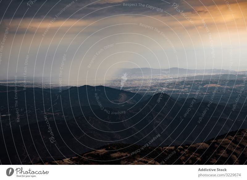 Ausblicke auf den Berg Montserrat mit Sturm mediterran katalanisch im Freien Sonnenaufgangslandschaft montserrat spanien Berggipfel-Symbol Wetter dramatisch