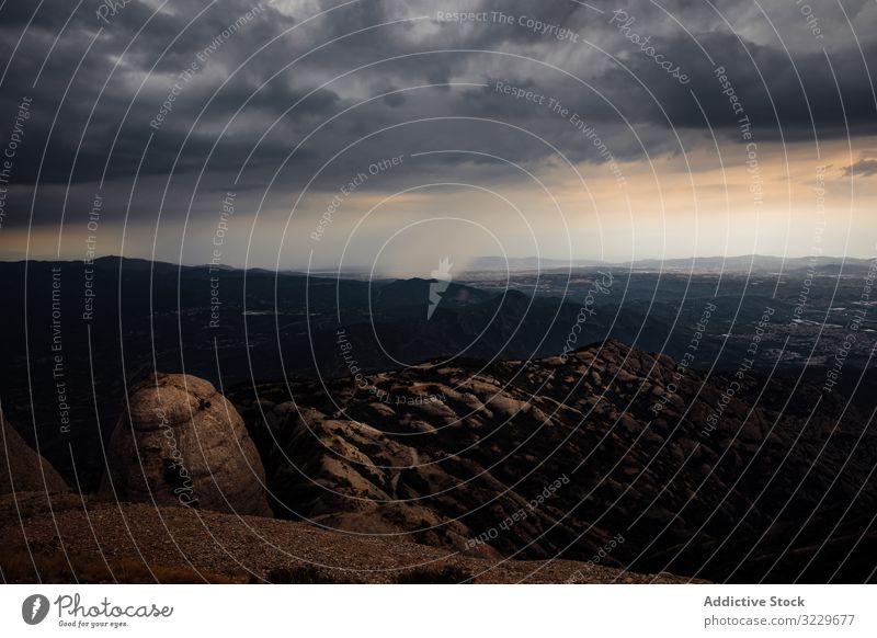 Ausblicke auf den Berg Montserrat mit Sturm mediterran katalanisch im Freien Sonnenaufgangslandschaft montserrat spanien Berggipfel-Symbol Wetter dramatisch