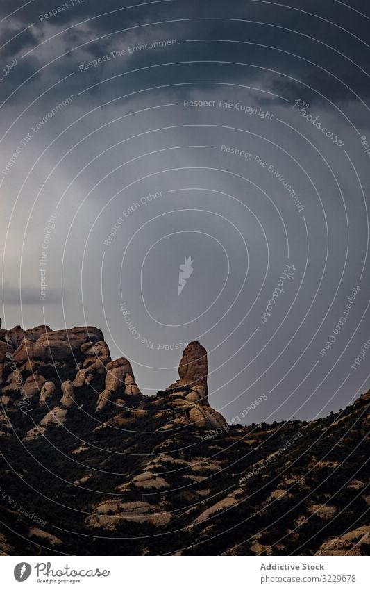 Ausblicke auf den Berg Montserrat mit Sturm mediterran katalanisch im Freien Sonnenaufgangslandschaft montserrat spanien Berggipfel-Symbol Wetter dramatisch