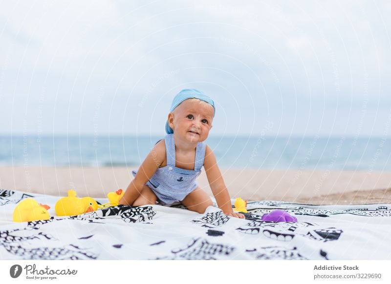 Kleiner Junge spielt mit Gummienten Sommer Strand Spielzeug spielen Unschuld Glück Ente wenig 5 Monate blond Leben wenig Kindheit Kinderbetreuung männlich