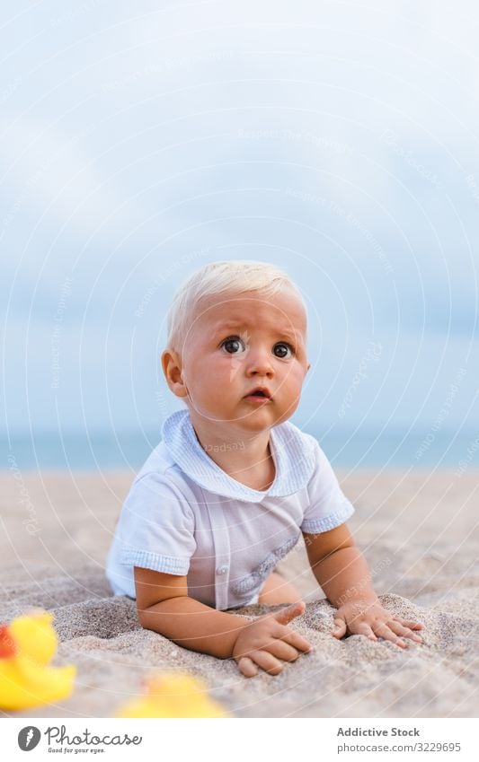 Kleiner Junge spielt mit Gummienten Sommer Strand Spielzeug spielen Unschuld Glück Ente wenig 5 Monate blond Leben wenig Kindheit Kinderbetreuung männlich