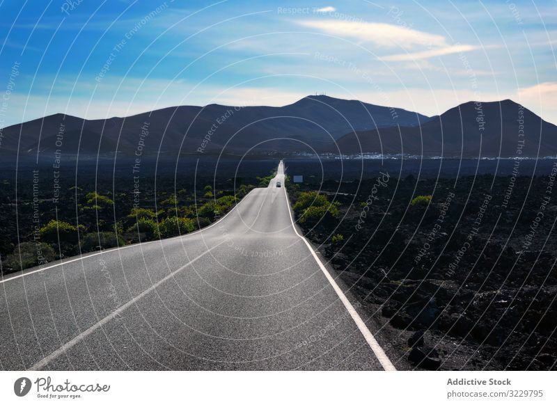 Endloses Fahren auf der Straße in die Berge entlang der Felder Berge u. Gebirge Natur Landschaft reisen Himmel grün Sommer Perspektive endlos Weg Ausflug Reiten