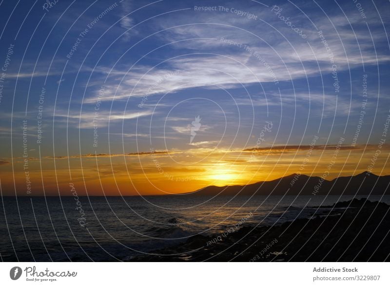 Abendlandschaft mit Meereswellen und felsigem Meer Seeküste winken Sonnenuntergang reisen Horizont Himmel malerisch Strand Ufer Meereslandschaft Natur Feiertag