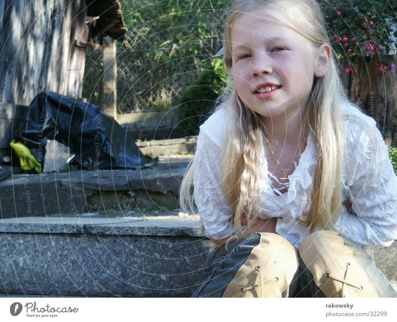 fröhliches Kind Mädchen Fröhlichkeit blond Schüchternheit Garten Natur Freude Treppe somme Sonne