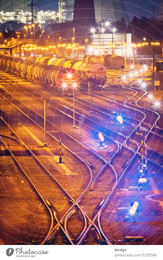 beleuchteter Güterbahnhof mit Zügen und Waggons bei Nacht Industrie Güterverkehr & Logistik Deutschland Bahnhof Schienenverkehr Eisenbahn Güterzug Güterwaggons