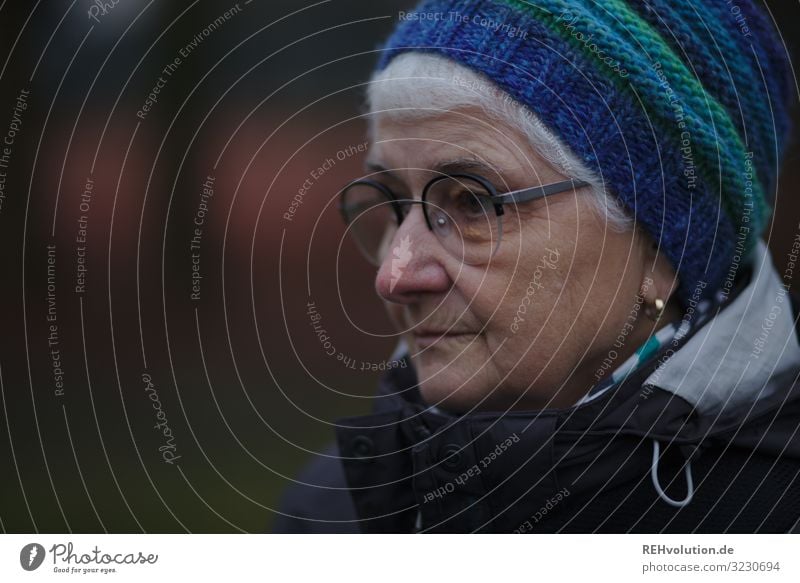 Seniorin im Winter mit Mütze Oberkörper Porträt Schwache Tiefenschärfe Unschärfe Tag Außenaufnahme Gedeckte Farben Farbfoto natürlich Schal Haare & Frisuren