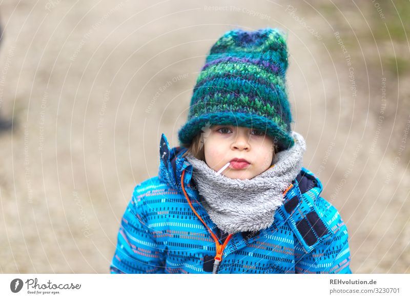 Junge mit Lolli und Mütze Kind Kindheit 1 Mensch 3-8 Jahre Umwelt Natur Winter Wege & Pfade Jacke Schal authentisch einfach klein natürlich blau Freiheit