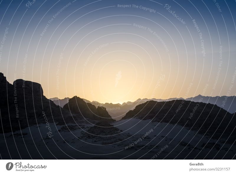 bergspitzen in der wüste ägyptens gegen den sonnenuntergang Ferien & Urlaub & Reisen Berge u. Gebirge Natur Himmel Horizont Stein natürlich Ägypten Hintergrund