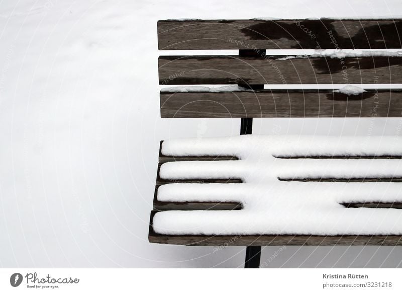 schneebank Schnee Winter Klima Wetter Menschenleer sitzen kalt Schneefall Schneedecke Parkbank Holzbank Außenaufnahme Wintertag Muster Frost wetterfest