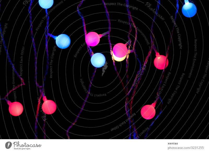 Lichtbälle vor Schwarz Nachtleben Party Lichterkette Kabel Kunststoff Kugel leuchten dunkel rund blau mehrfarbig rosa rot Elektrizität Hintergrundbild Xenias