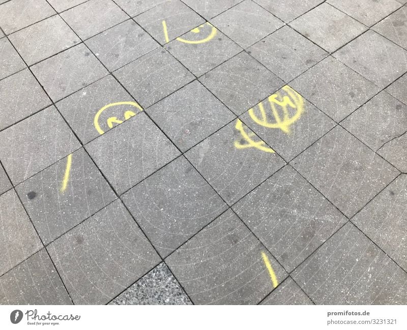 Puzzle mit Bodenplatten. Foto: Alexander Hauk Fußgängerzone Platz Bauwerk Straße Wege & Pfade Stein Beton Zeichen Schriftzeichen Ornament Pfeil liegen