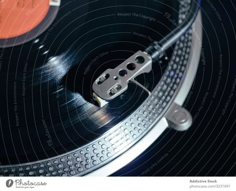 Vintage-Plattenspieler mit abspielender Vinyl-Phonoplatte Musik Plattenteller Aufzeichnen altehrwürdig Tonarm Audio schwarz Metall retro lp langes Stück