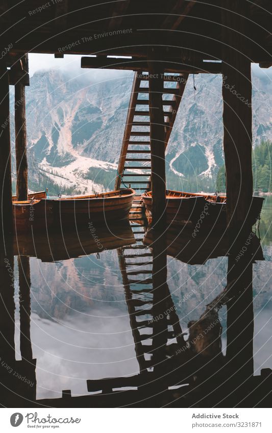 Vertäute Holzboote an der Mole am See in den Bergen Boot Wasser Dock Treppe Dolomiten Prahlerei Berge u. Gebirge Italien Tourismus tirol Europa Teich Pier Ruhe