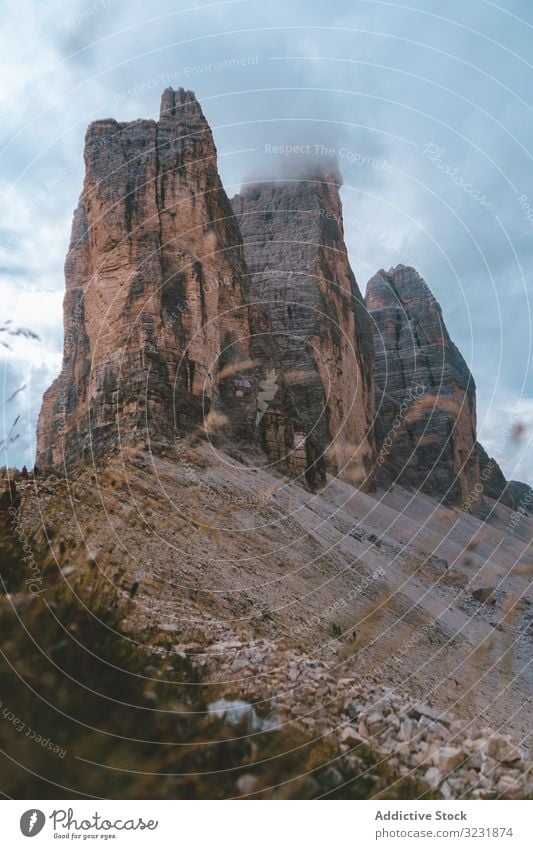 Tre cime di Lavaredo in den Dolomiten bei bewölktem Wetter Berge u. Gebirge Gipfel tre cime di lavaredo Tourismus alpin Felsen Alpen Italien Einsamkeit Europa