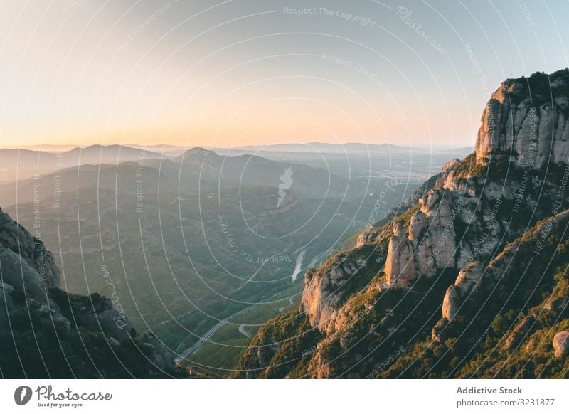 Atemberaubende Aussicht auf Berge und Straße Berge u. Gebirge Landschaft Felsen Tourismus Ausflugsziel reisen Abenteuer Natur Stein Menschenleer malerisch Nebel