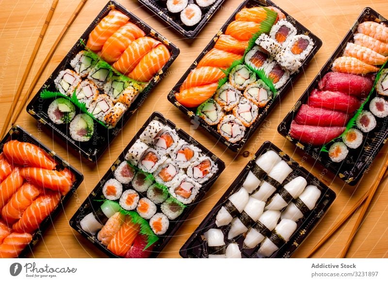 Leckere Sushi am Tisch serviert abgerollt Sushi-Platte oben Asien asiatisch Hintergrund Essstäbchen Fisch Lebensmittel frisch Feinschmecker Gesundheit Japan