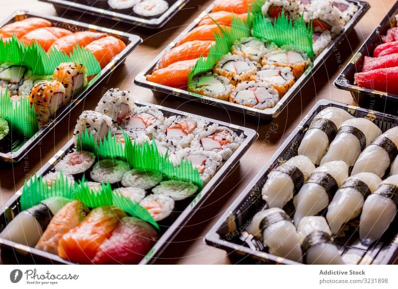 Leckere Sushi am Tisch serviert abgerollt Sushi-Platte oben Asien asiatisch Hintergrund Essstäbchen Fisch Lebensmittel frisch Feinschmecker Gesundheit Japan