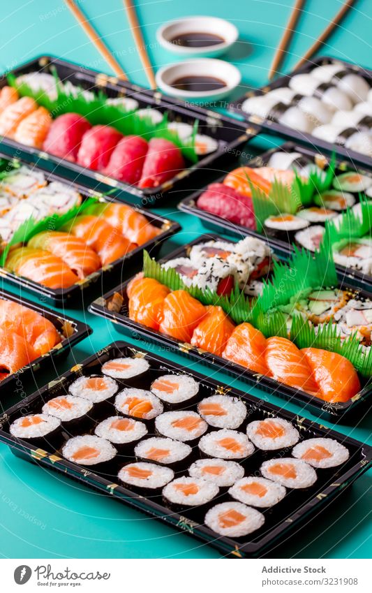 Leckere Sushi am Tisch serviert abgerollt Sushi-Platte oben Asien asiatisch Hintergrund Essstäbchen Fisch Lebensmittel frisch Feinschmecker Gesundheit Japan